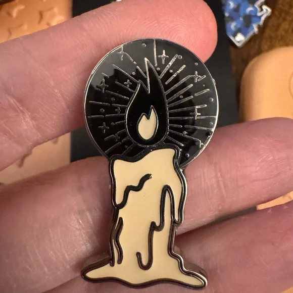 One “LOT” of excellent condition Disney Pins. 25 pins in total. - Picture 8 of 16